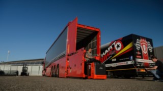 La flotta a noleggio di Linde Material Handling viene consegnata su autocarro e scaricata.