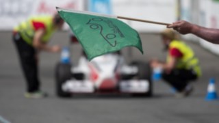Macchine da corsa della Formula Student alla partenza nel circuito dell’Hockenheimring Macchine da corsa della Formula Student alla partenza nel circuito dell’Hockenheimring