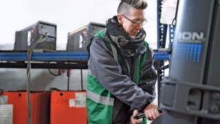 Video relativo alla sostituzione della tecnologia piombo-acido con la moderna tecnologia agli ioni di litio di Linde presso il gruppo Fritz