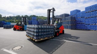 Il carrello elevatore elettrico Linde E80 presso Gerolsteiner funzionerà a zero emissioni di CO2, alimentato con energia rinnovabile prodotta in modo sostenibile. Il carrello elevatore elettrico Linde E80 presso Gerolsteiner funzionerà a zero emissioni di CO2, alimentato con energia rinnovabile prodotta in modo sostenibile.