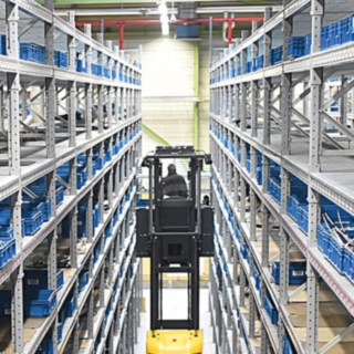 Carrello commissionatore di Linde all’opera presso Heidelberger Druckmaschinen AG Carrello commissionatore di Linde all’opera presso Heidelberger Druckmaschinen AG