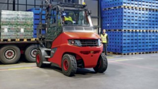 Il sistema di assistenza Linde Safety Guard garantisce la sicurezza presso Heineken. Un carrello elevatore Linde E80 carica un camion alla Heineken