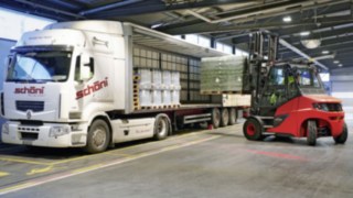 Per la sua logistica interna, Heineken utilizza i carrelli elevatori controbilanciati di Linde MH. Un carrello elevatore Linde carica pallet di birra Heineken su un camion