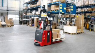 Un L-MATIC di Linde Material Handling trasporta merci nel magazzino di HOLTER