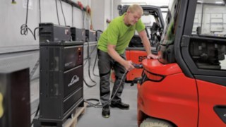 Thomas Lüssen carica il Linde Xi20 P.