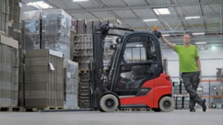 L’operatore di magazzino Thomas Lüssen accanto al modello Xi20 P.