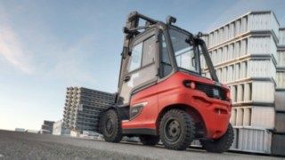 I professionisti dei ponteggi Layher testano un'unità preserie del Linde X50 in condizioni reali.