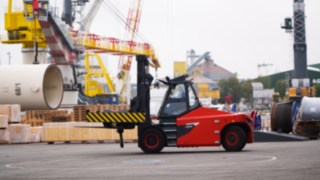 Il carrello elevatore elettrico E160 di Linde Material Handling in azione.