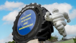 Figura dell'omino Michelin davanti allo stabilimento della Michelin Tyre PLC a Stoke-on-Trent.