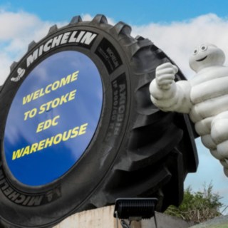 Figura dell'omino Michelin davanti allo stabilimento della Michelin Tyre PLC a Stoke-on-Trent.