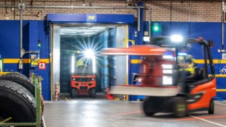 Carrello elevatore di Linde Material Handling al lavoro presso la Michelin Tyre PLC.