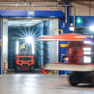 Carrello elevatore di Linde Material Handling al lavoro presso la Michelin Tyre PLC.