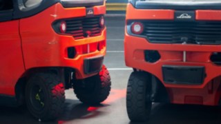 Linde Reverse Assist Radar sul retro di due carrelli elevatori controbilanciati Linde E20.