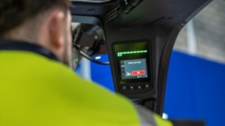 Il display nella cabina di guida visualizza il messaggio di avviso del Linde Reverse Assist Radar.