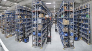 Il V modular supporta gli addetti al picking durante le operazioni in altezza.