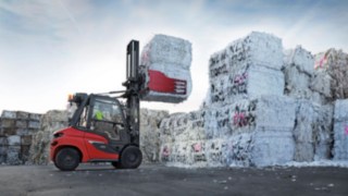 Carrello elevatore a contrappeso H50 di Linde Material Handling presso Smurfit Kappa