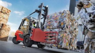 L’H50 di Linde Material Handling trasporta carichi sul piazzale di Smurfit Kappa.