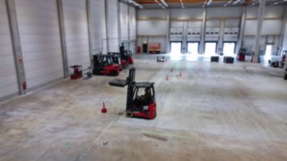 I modelli Xi durante il test delle prestazioni in un padiglione.