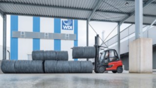 L'X50 di Linde Material Handling trasporta con sicurezza le bobine di WDI, che pesano diverse tonnellate.