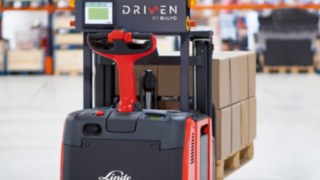 Introduzione dei primi carrelli industriali automatizzati di Linde Material Handling.