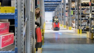 Operazioni di picking in magazzino con carrelli commisionatori Linde