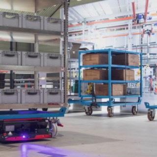 L’AMR C-MATIC HP di Linde al lavoro come supporto di carico