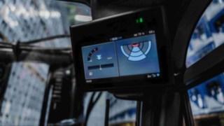 Il conducente riceve segnali visivi di avvertimento tramite il display da 7" Il conducente riceve segnali visivi di avvertimento tramite il display da 7"