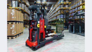 Il Robotic Case Picker (RoCaP) di Linde MH, dotato di braccio di presa multiasse, per la preparazione autonoma degli ordini in magazzino