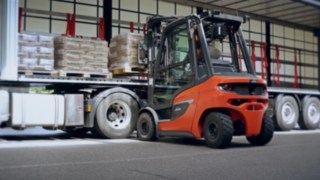 Scarico di un camion con il carrello elevatore a diesel H20 di Linde Material Handling Il nuovo carrello elevatore a diesel H20 durante lo scarico di un camion