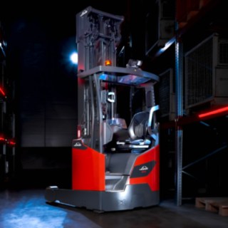 Un carrello retrattile Linde Material Handling di tipo Ri16 in un magazzino ben illuminato.