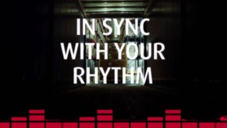 Vista da un pianale di carico degli autocarri in un magazzino con pallet e scaffali