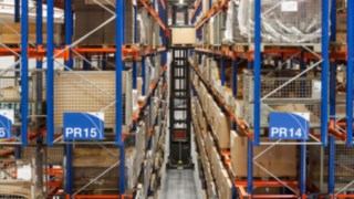 Il carrello automatico per corsie strette Linde K-MATIC.