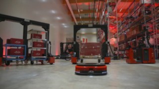 L'integrazione intelligente di soluzioni automatizzate e semi-automatizzate migliora significativamente le prestazioni di movimentazione e quindi il flusso globale del materiale nel magazzino. Video sulle soluzioni di automazione di Linde