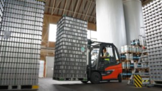 L'E25 si dimostra anche nell'ambiente esigente di una fabbrica di birra. Video sull'uso del Linde E25 a BrewDog