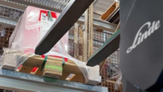 Denti delle forche di un carrello elevatore retrattile di Linde Material Handling