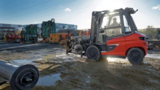 Il carrello elevatore elettrico X45 di Linde Material Handling in azione.