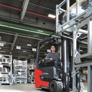 Un carrello elevatore Linde MH in un capannone industriale