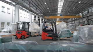 I carrelli elevatori elettrici Xi16 – Xi20 di Linde Material Handling in azione in magazzino.