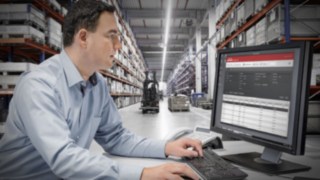 Persona che lavora al computer