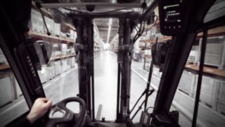 Vista da un carrello elevatore elettrico Linde