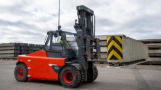 Carrello elevatore elettrico per carichi pesanti E160 di Linde Material Handling impiegato all'esterno.