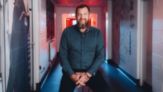 Un addetto alle vendite Linde Material Handling motivato e concentrato lavora al computer portatile come parte dell'innovativo team di vendita di KION Automation. 