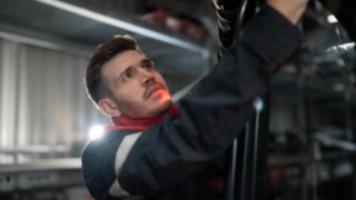 Un tecnico di assistenza al lavoro.