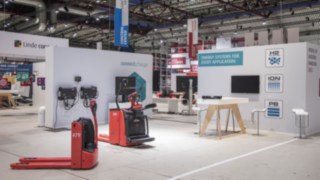 Linde connect:charger alla fiera World of Material Handling 2022.