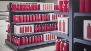 Nel magazzino alla fiera World of Material Handling 2022 sono state prodotte delle bottiglie Linde.