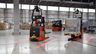 Il carrello elevatore automatico L-MATIC AC di Linde carica le merci in modo sicuro ed efficiente. Il carrello elevatore automatico L-MATIC AC di Linde Material Handling
