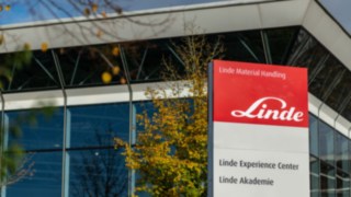 Sicurezza in magazzino con il programma di formazione e addestramento di Linde Material Handling Il programma di formazione e addestramento di Linde Material Handling aiuta a migliorare costantemente la sicurezza all’interno del magazzino.