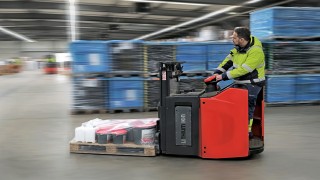 Dai carrelli manuali agli stoccatori intelligenti Dai carrelli manuali agli stoccatori intelligenti