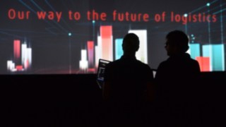 persone che assistono ad una presentazione al womh