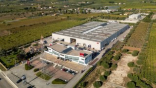 Un addetto al magazzino indossa il giubbotto segnaletico interattivo di Linde Material Handling